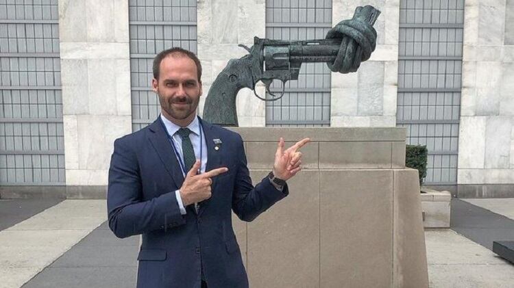 El hijo de Jair Bolsonaro y la foto que provocó rechazos.