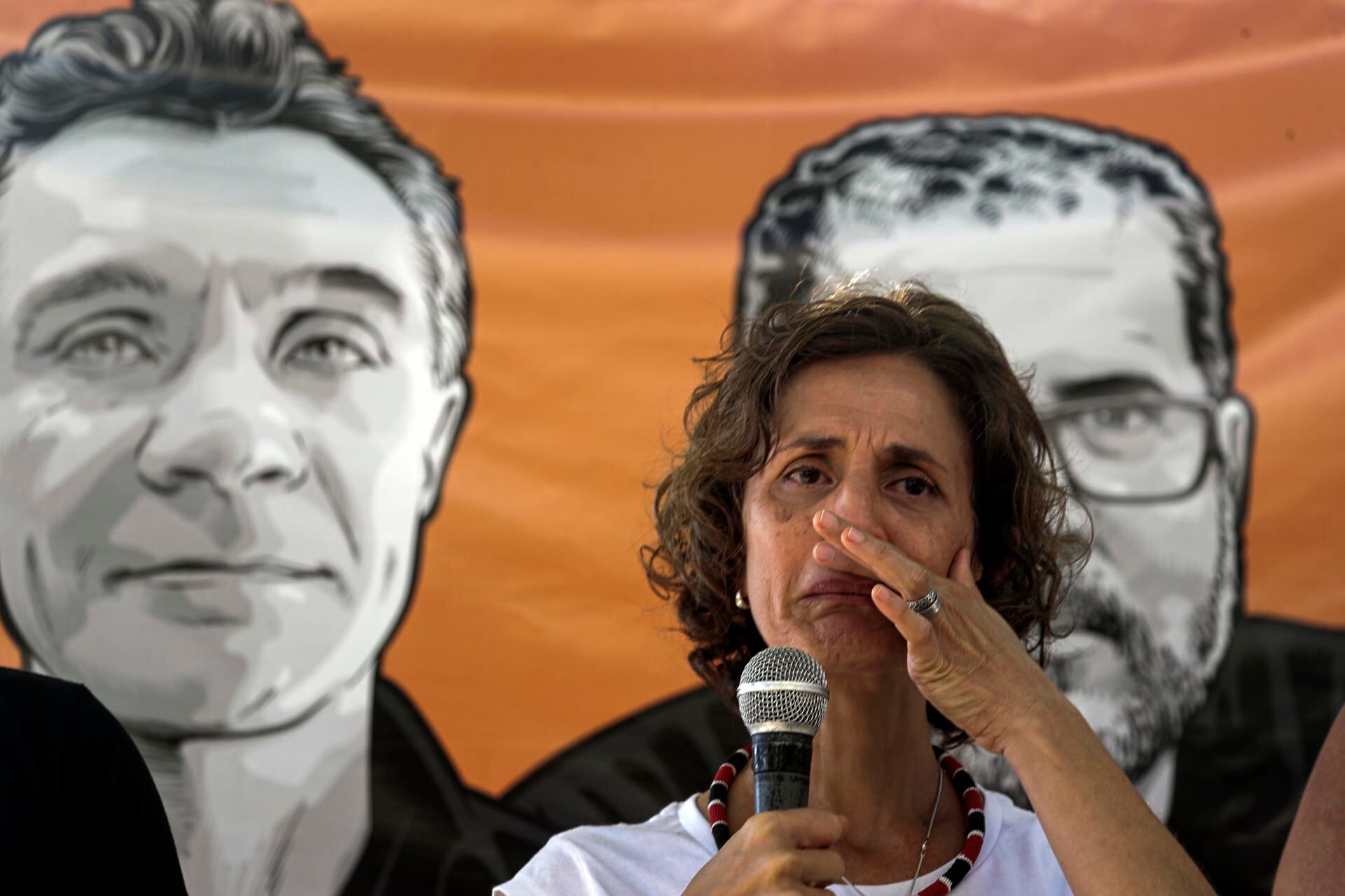 Alessandra Sampaio, esposa de Dom Phillips, participa en el homenaje a un año de los asesinatos de Phillips y Bruno Pereira.