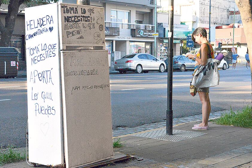 El artefacto no está enchufado, para prevenir posibles accidentes, pero los vecinos procuran mantenerlo limpio.