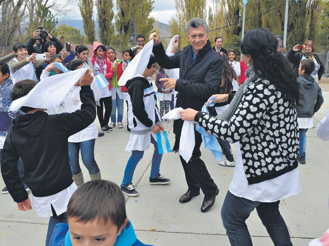 Macri usó ayer un pañuelo blanco pero no para marchar contra la impunidad sino para bailar folklore.