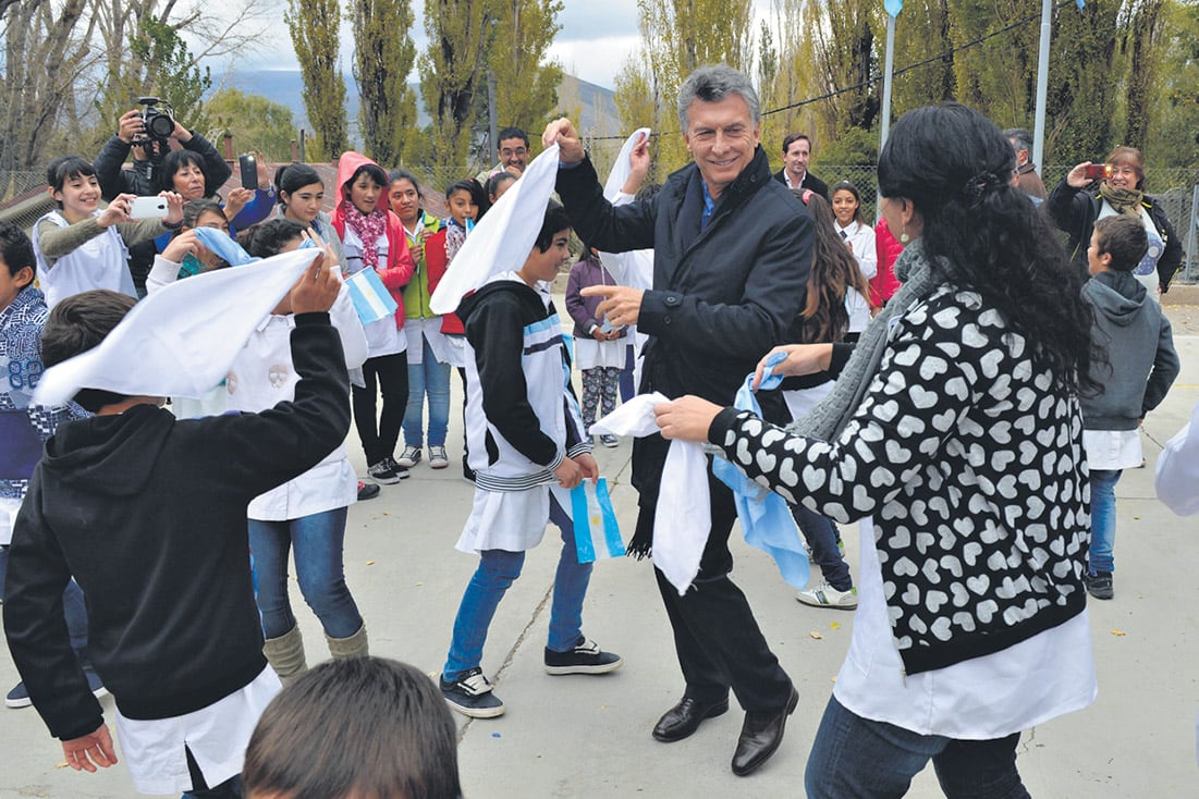 Macri usó ayer un pañuelo blanco pero no para marchar contra la impunidad sino para bailar folklore.