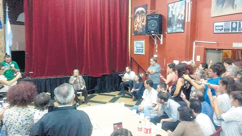 Las Madres utilizaron el almuerzo de ayer para recolectar fondos.