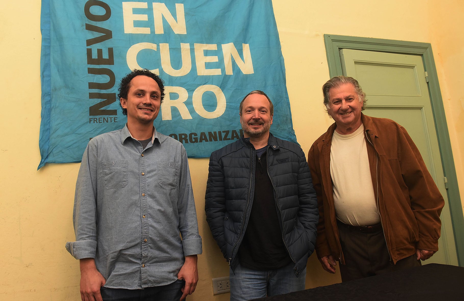 Sabbatella con los dirigentes locales de Nuevo Encuentro, José Tessa y Gastón Seghetti.