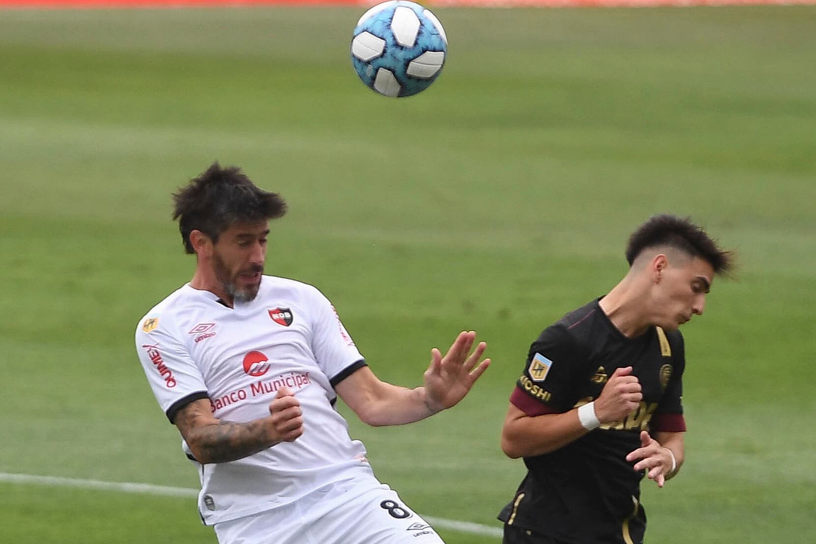 Pablo Pérez, cabecea en el aire.