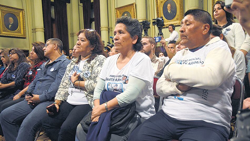 Los familiares denuncian que el Gobierno busca demorar para llegar al plazo en que legalmente se considera perdido el ARA.