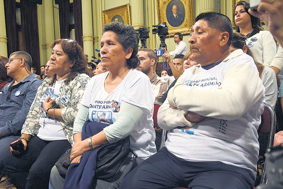Los familiares denuncian que el Gobierno busca demorar para llegar al plazo en que legalmente se considera perdido el ARA.
