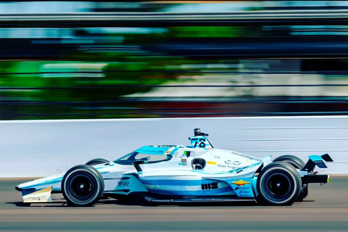 Agustín Canapino gira en las 500 Millas de Indianápolis.