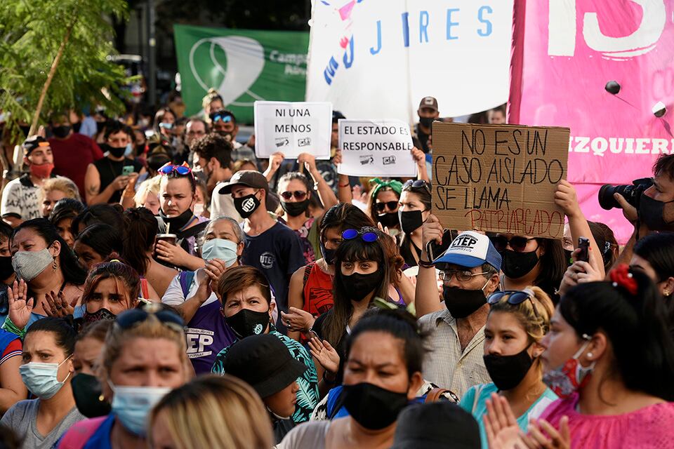 La convocatoria llenó la plaza del Foro con consignas contra la violencia machista.
