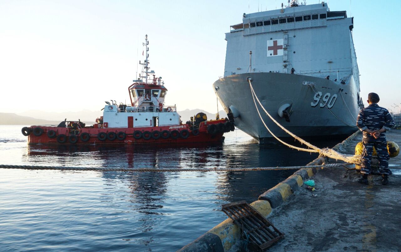  Un buque de la Marina indonesia se prepara para llevar a cabo un operativo de búsqueda y rescate del submarino indonesio.