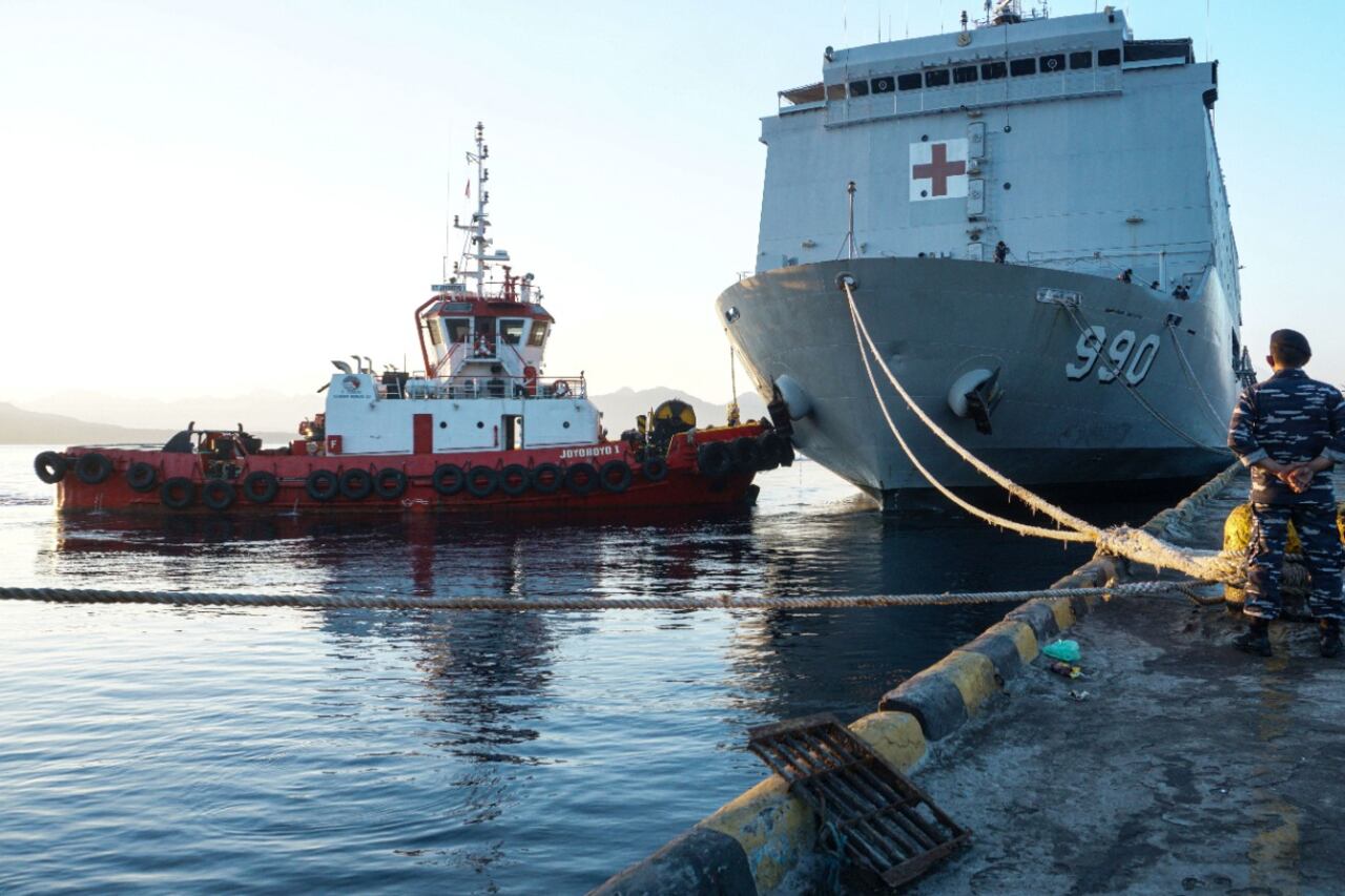 Un buque de la Marina indonesia se prepara para llevar a cabo un operativo de búsqueda y rescate del submarino indonesio.