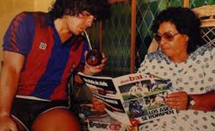 Diego Maradona con Doña Tota, en su estapa como jugador de Barcelona.