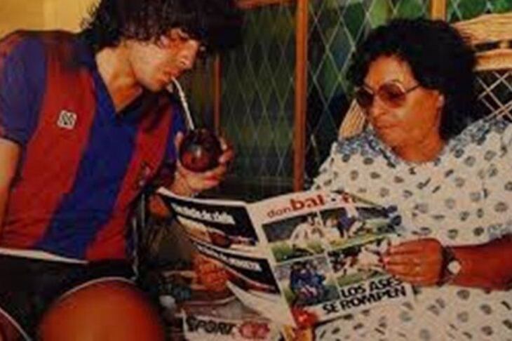 Diego Maradona con Doña Tota, en su estapa como jugador de Barcelona.