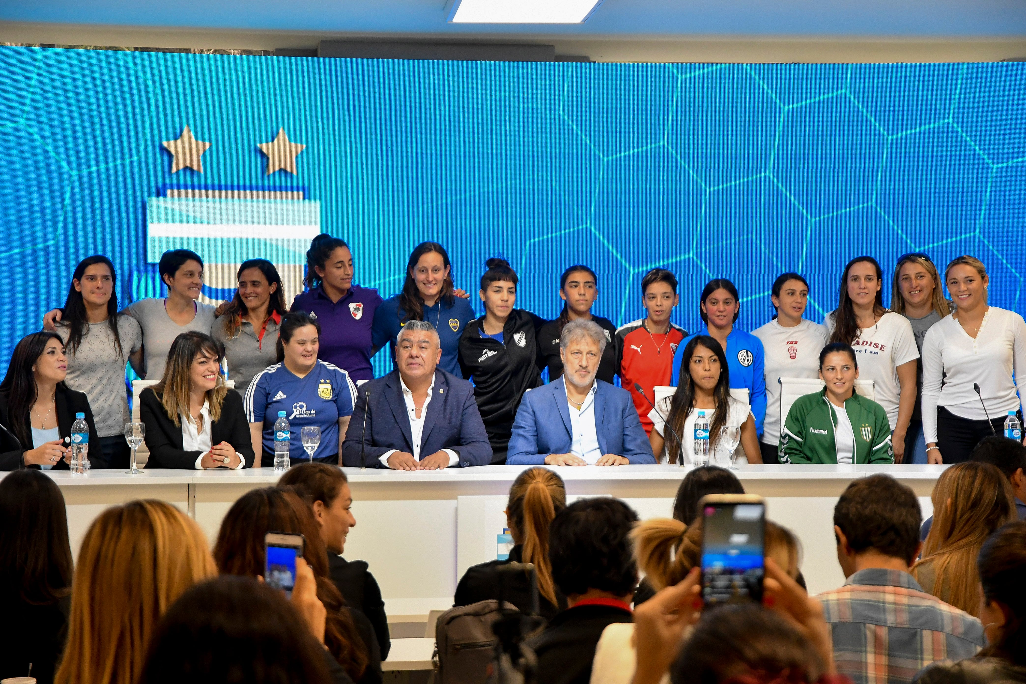 Lucía Barbuto (presidenta de Banfield), Chiqui Tapia (AFA) y Sergio Marchi (FAA), al frente del histórico anuncio.