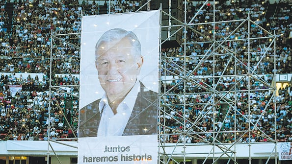 Desde las tribunas altas del Estadio Azteca, la imagen de AMLO, el candidato del Movimiento de Regeneración Nacional (MORENA).