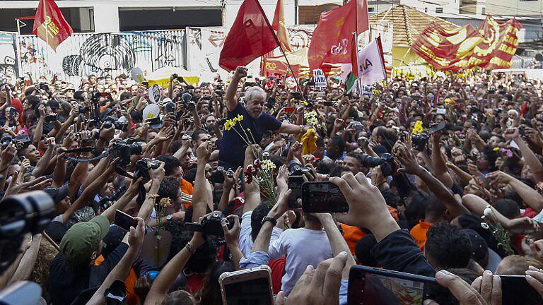 En abril del año pasado los seguidores de Lula lo acompañaron en el momento previo a su detención. 