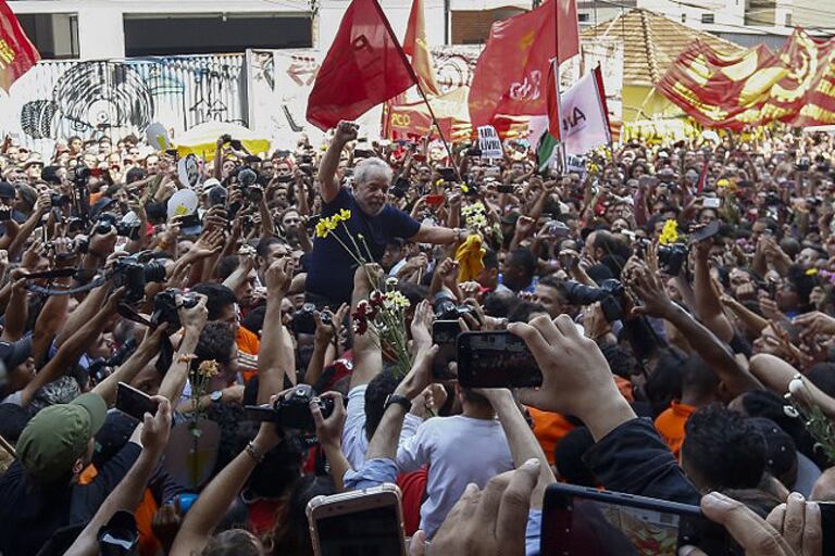 En abril del año pasado los seguidores de Lula lo acompañaron en el momento previo a su detención.