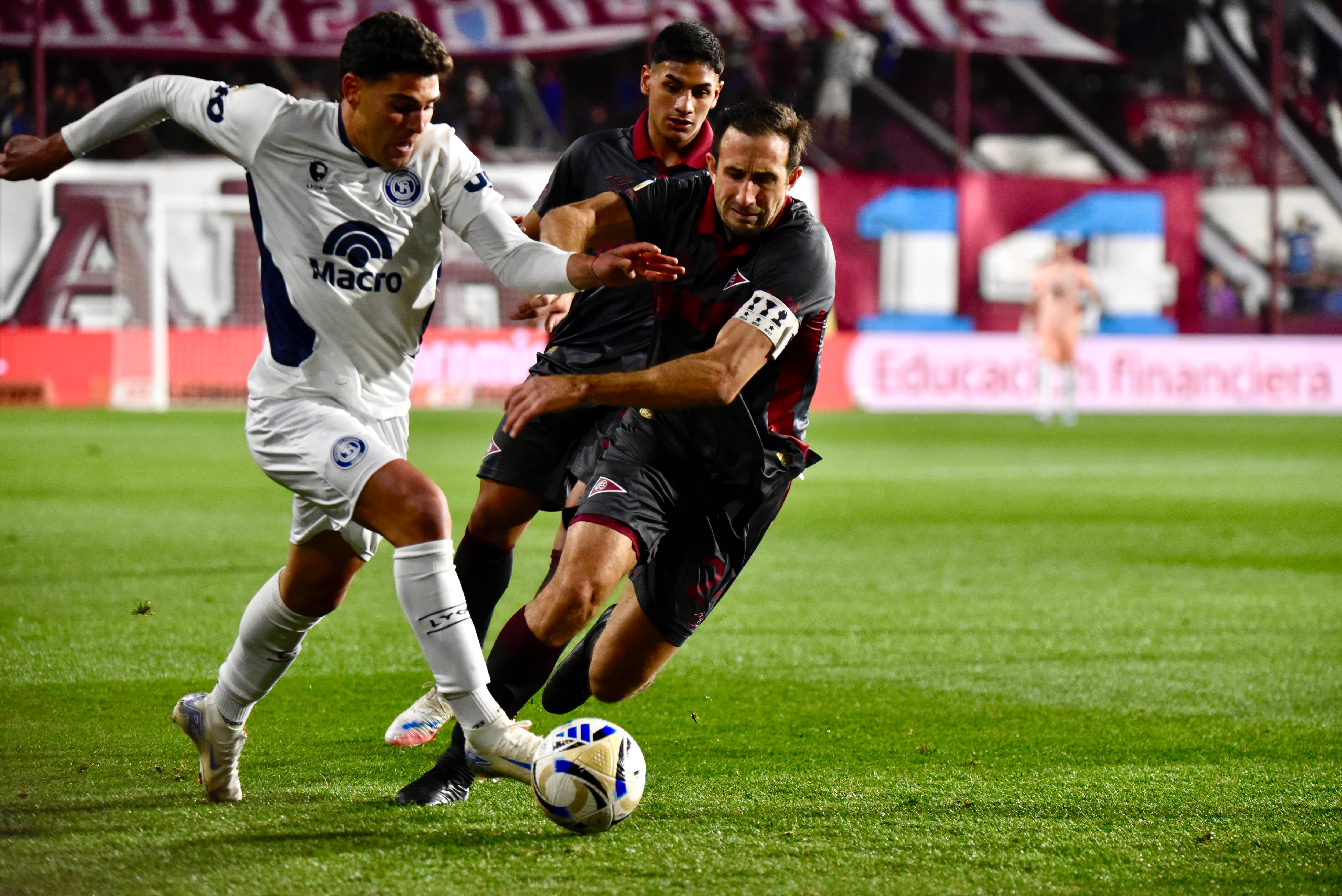 Sartori lleva la pelota ante la marca de Izquierdoz