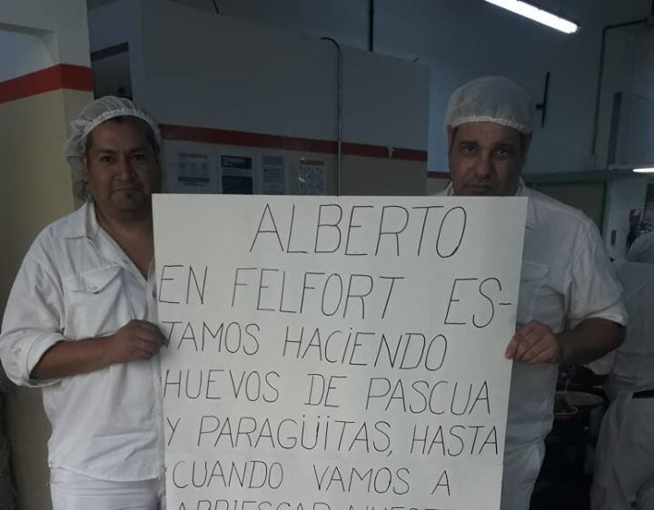 Sin distancia social, así producen los "paragüitas" en Felfort.