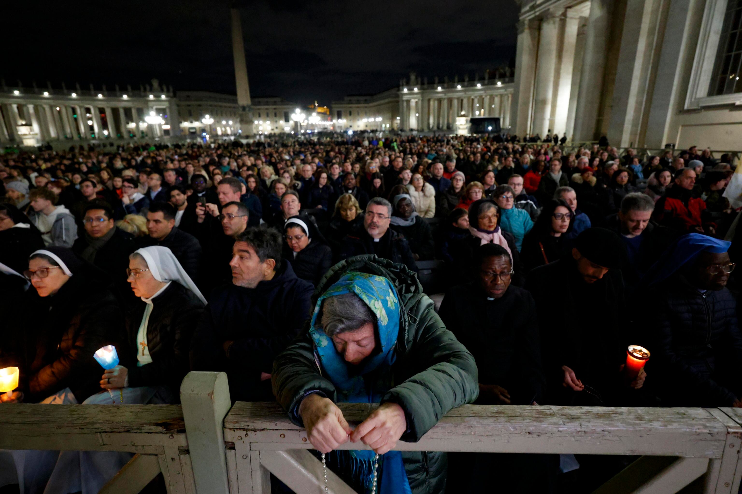 Files rezando por el Papa en la Plaza San Pedro del Vaticano.