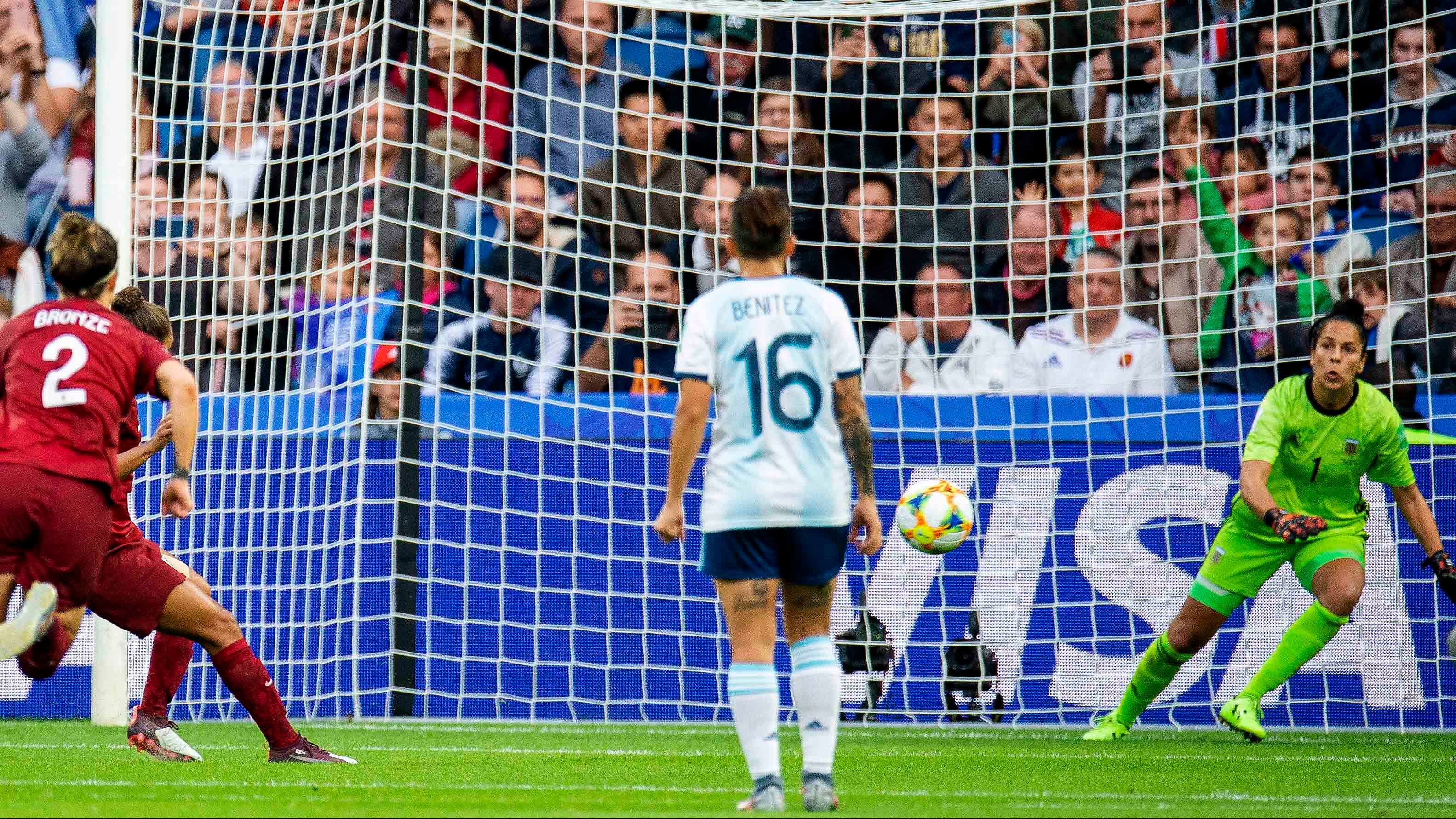 Vanina Correa, le ataja el penal a Parris.