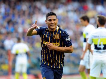 Los gestos del colombiano Gutiérrez provocaron un tumulto que terminó con su expulsión y la del jugador de Boca Centurión.