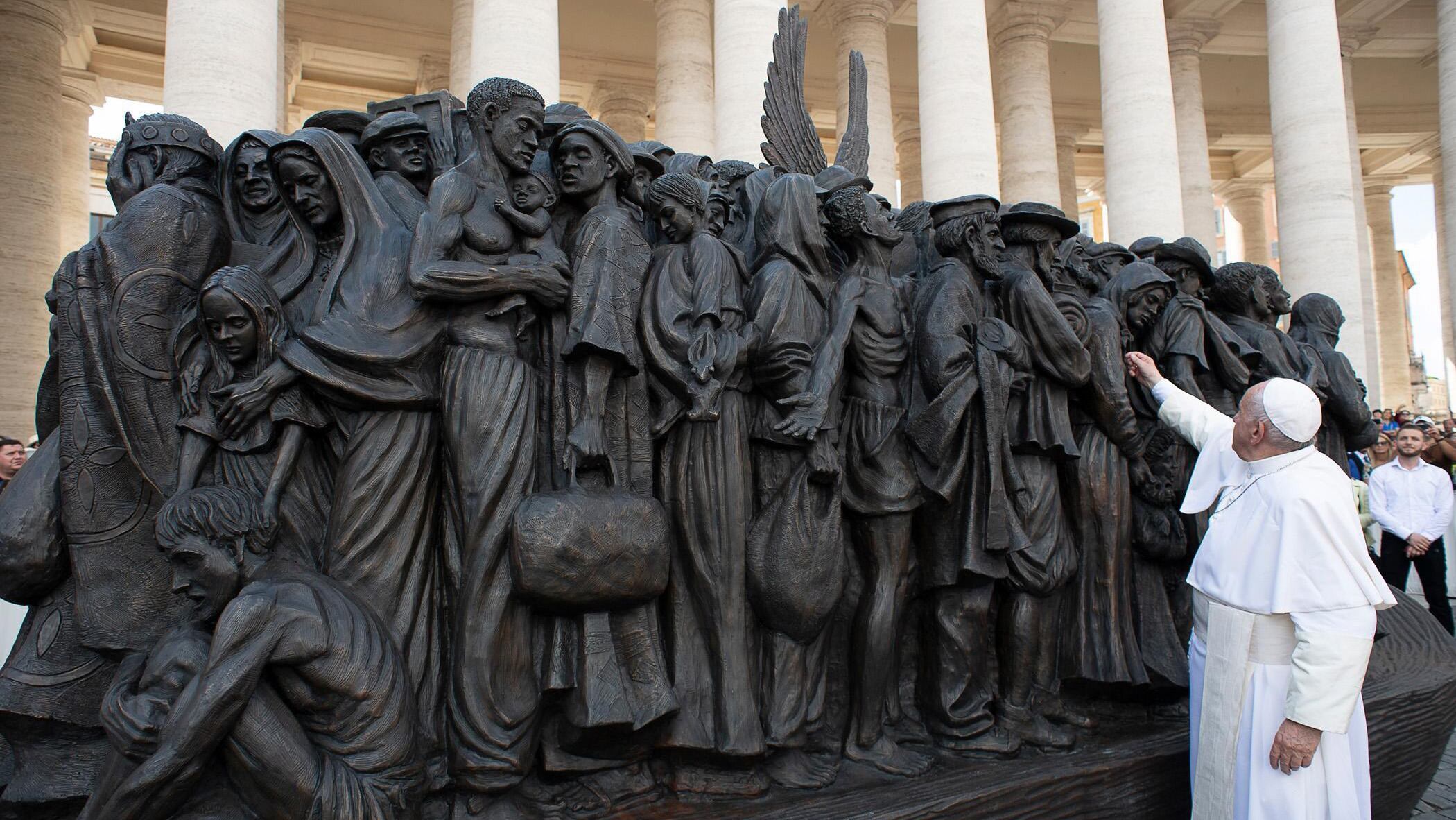 Francisco inauguró la escultura “Angeles inadvertidos” que representa un grupo de migrantes de distintas culturas.