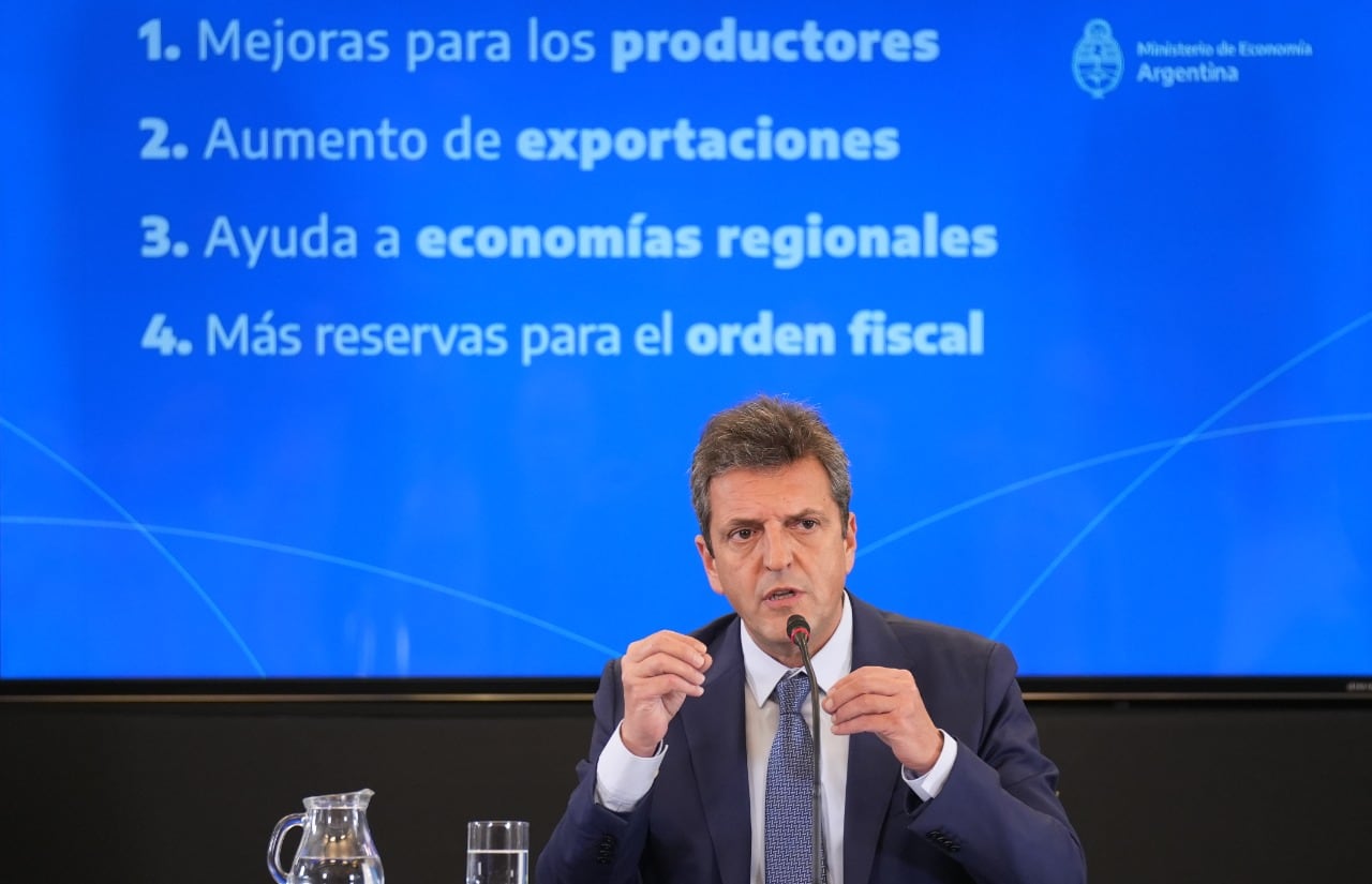 El ministro Sergio Massa fue el único orador al momento del anuncio.