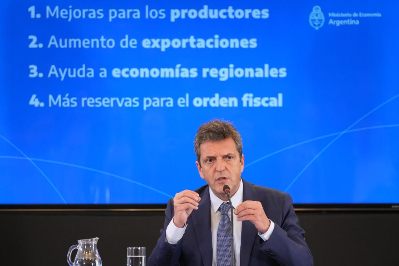 El ministro Sergio Massa fue el único orador al momento del anuncio.