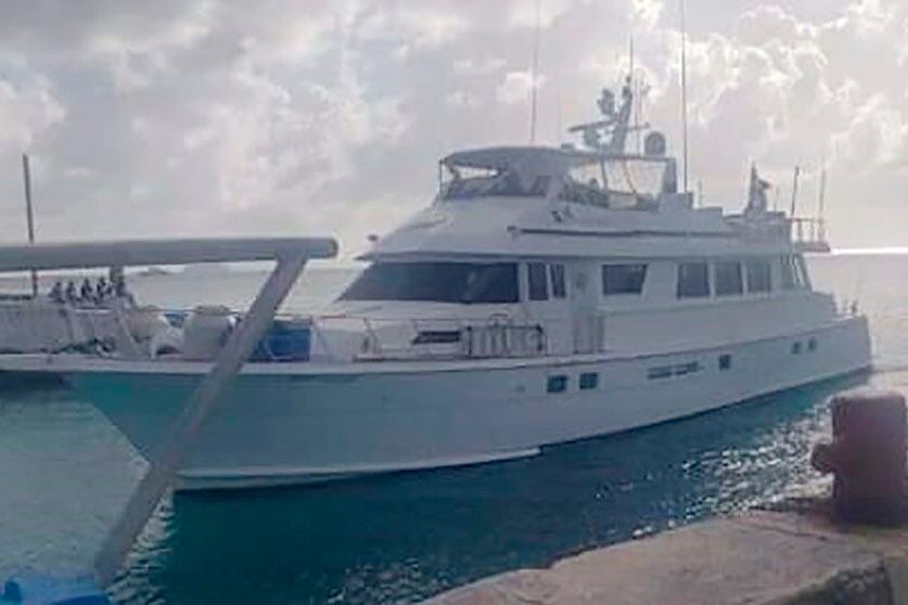 Los argentinso que viajaban en el barco son Renzo Spasiano, de 20 años, y Carlos Eduardo Juárez, de 45 años.