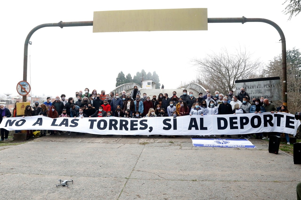 El reclamo en la Costanera para que se respete el uso deportivo en esos terrenos.