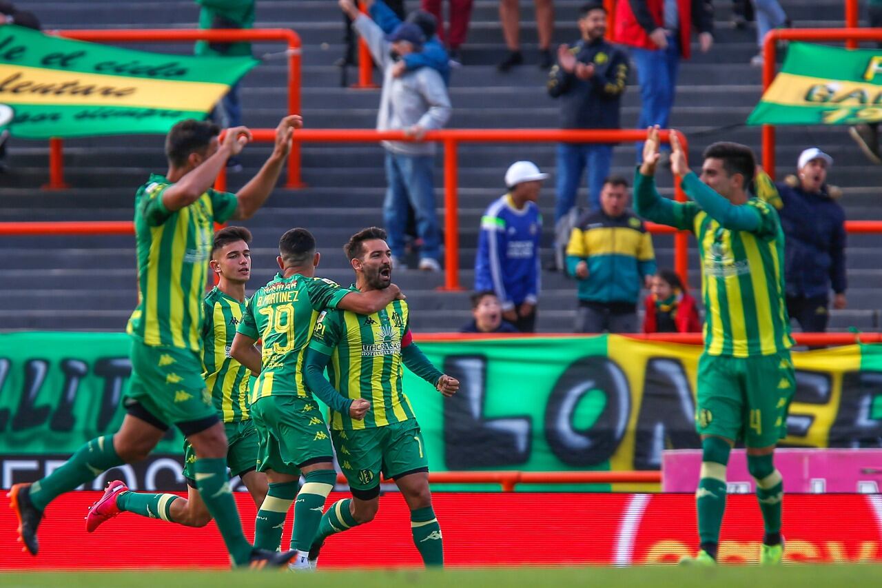 Los saludos para Cauteruccio, autor de un doblete