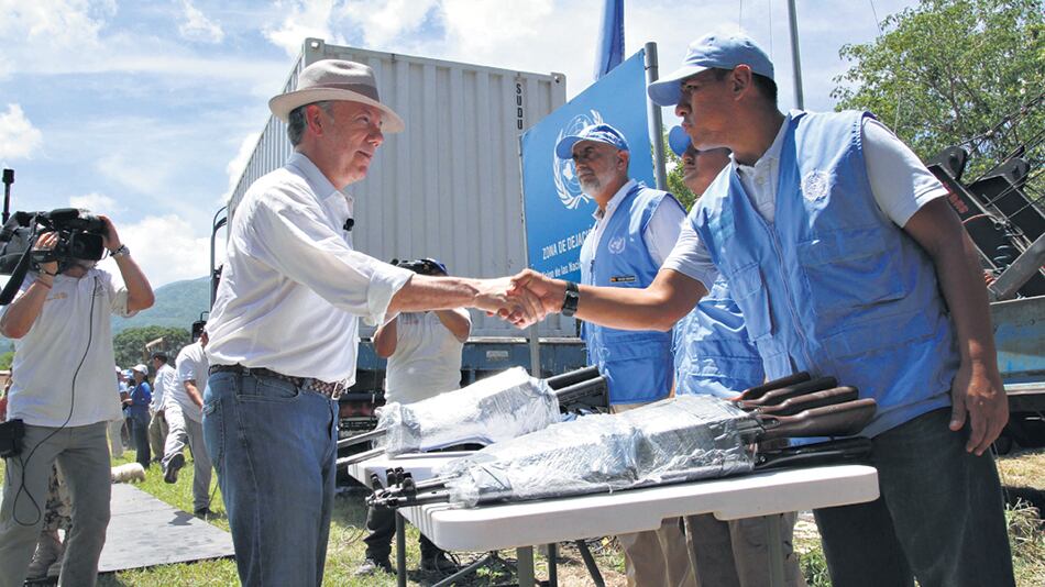 Santos les dio la mano a los observadores de la Misión de la ONU sobre desarme.