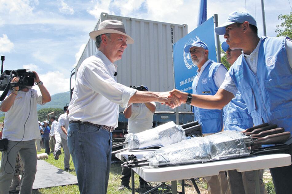 Santos les dio la mano a los observadores de la Misión de la ONU sobre desarme.