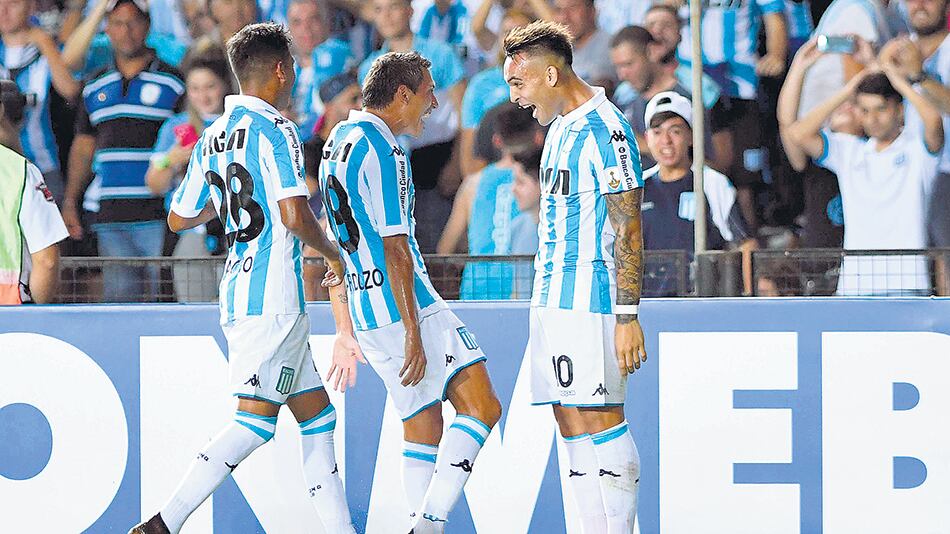 Lautaro Martínez festeja uno de sus goles. El juvenil marcó tres ayer por la noche.