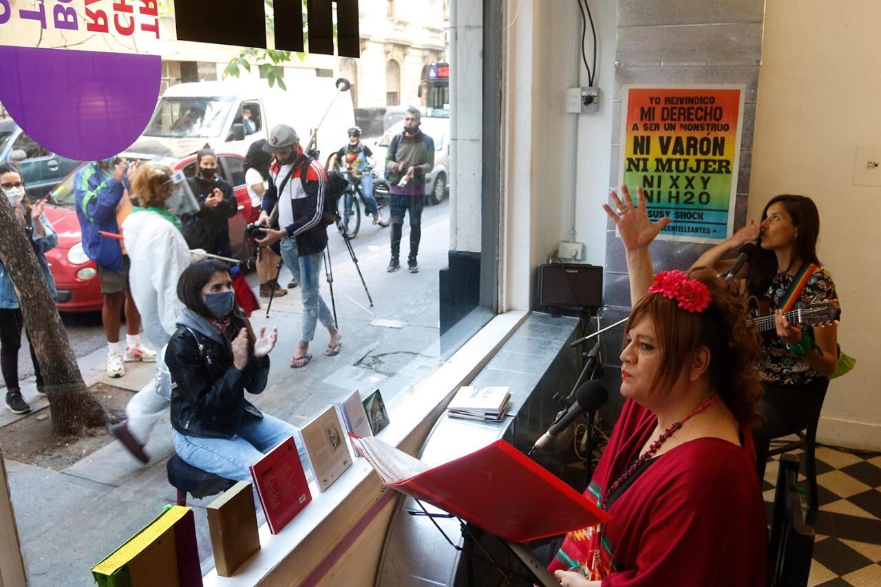 Desde el Mu trinchera Boutique, en Riobamba 143, Susy Shock ofrece su performance personalizada.