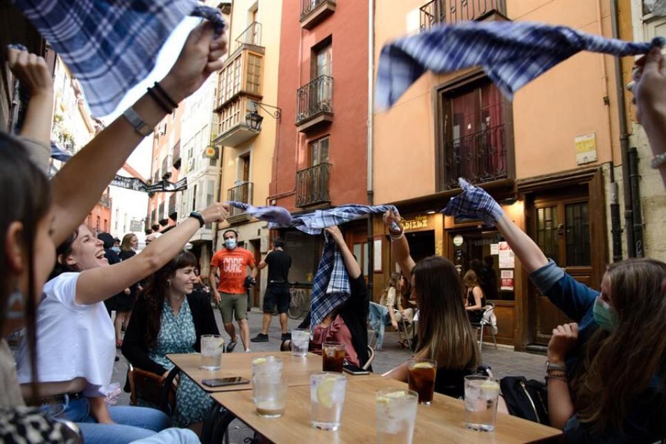 Los especialistas advierten que la apertura de bares y restaurantes en España podría tener fuertes repercusiones en la evolución de la pandemia.