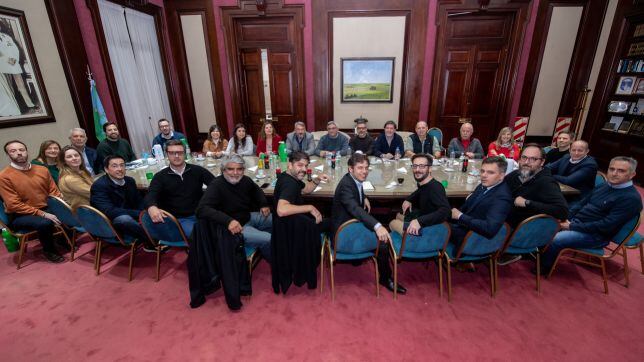 El gabinete provincial, en pleno, reunido con Kicillof en La Plata. 