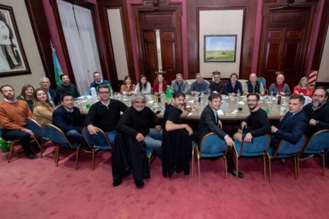 El gabinete provincial, en pleno, reunido con Kicillof en La Plata.