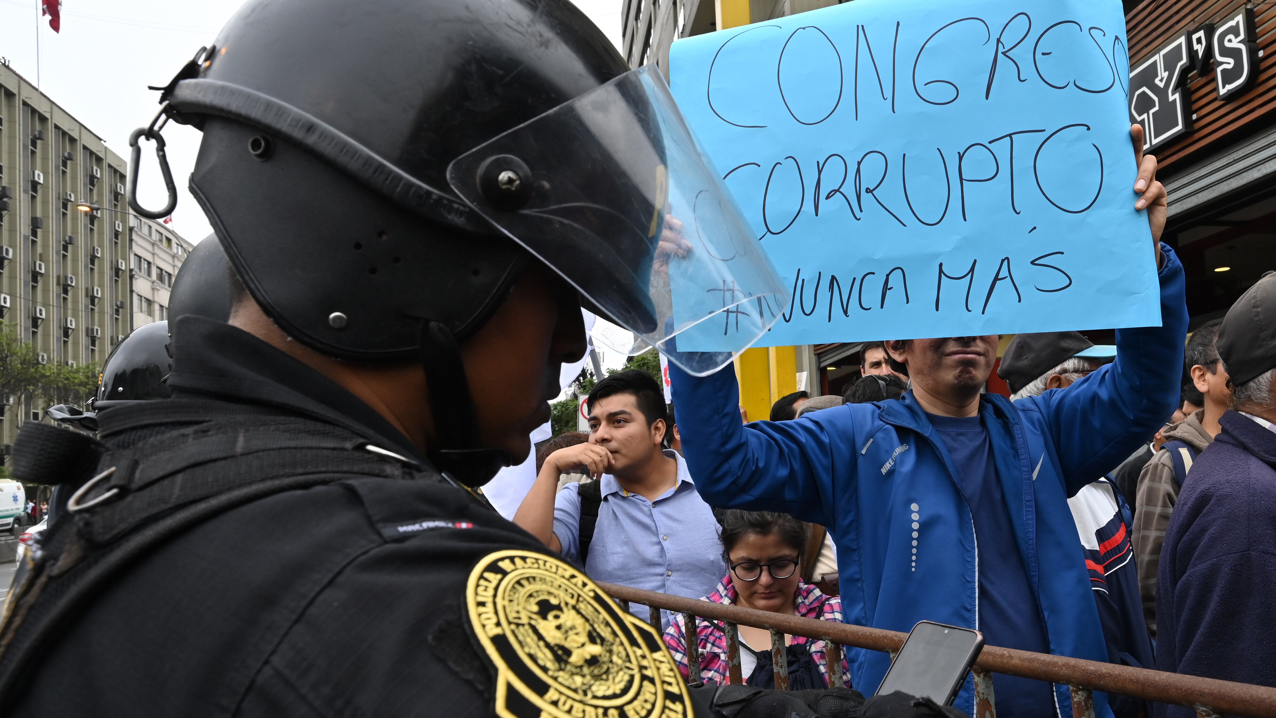 Manifestantes protestan contra el Congreso dominado por el fujimorismo. 