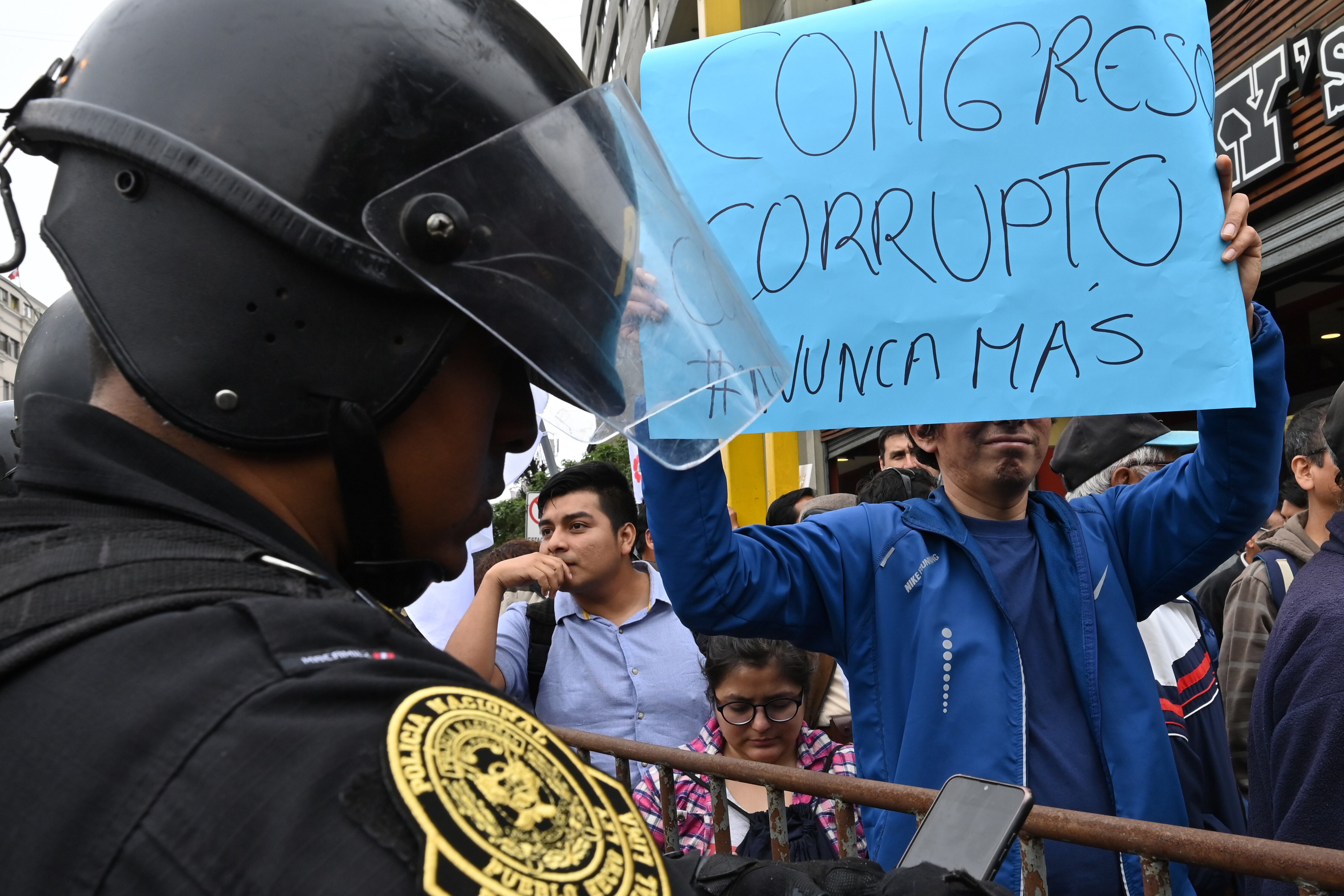 Manifestantes protestan contra el Congreso dominado por el fujimorismo.