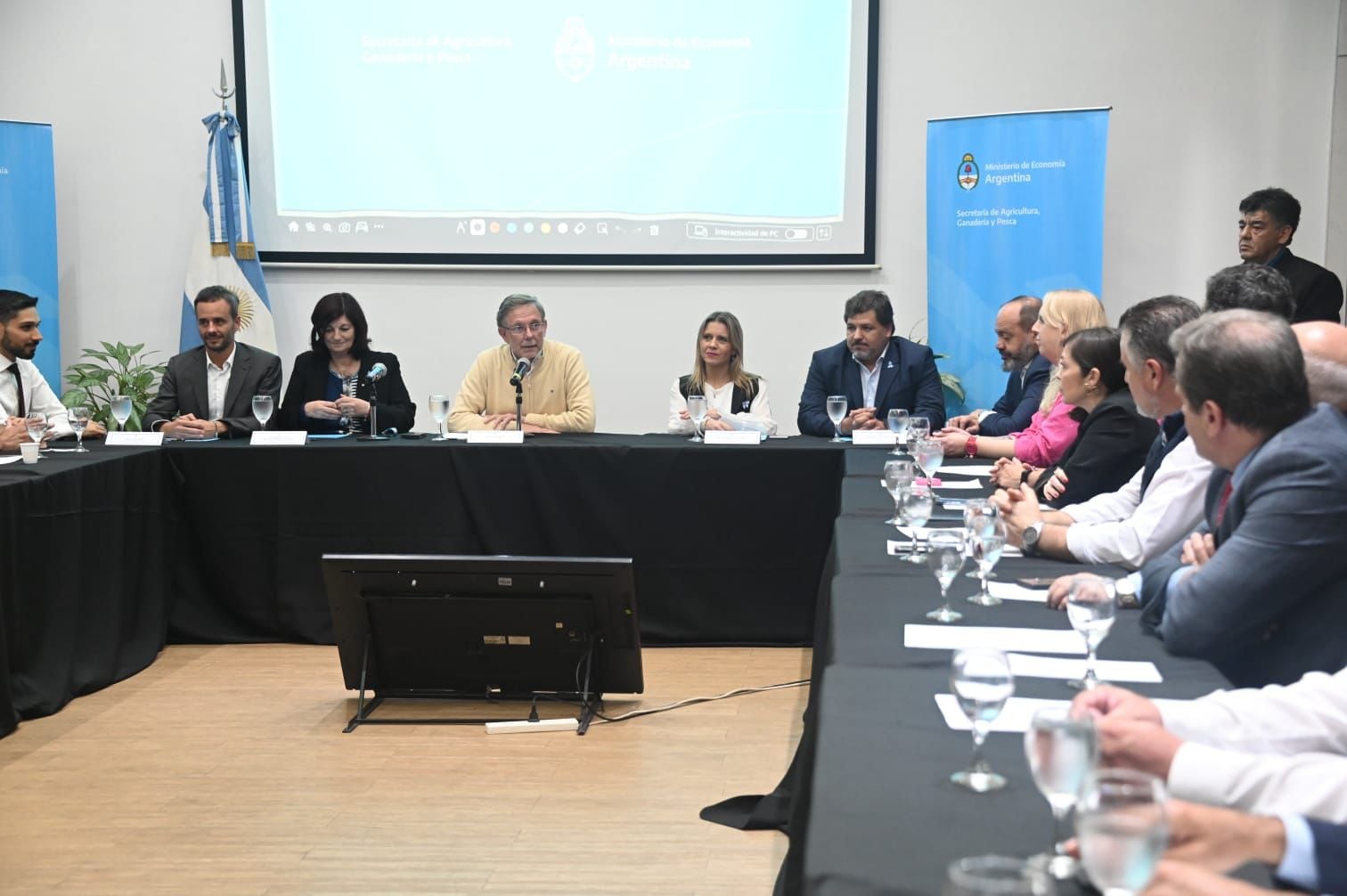 J.J. Bahillo (chaleco amarillo) y la ministra Kelly Olmos (saco negro) hicieron el anuncio