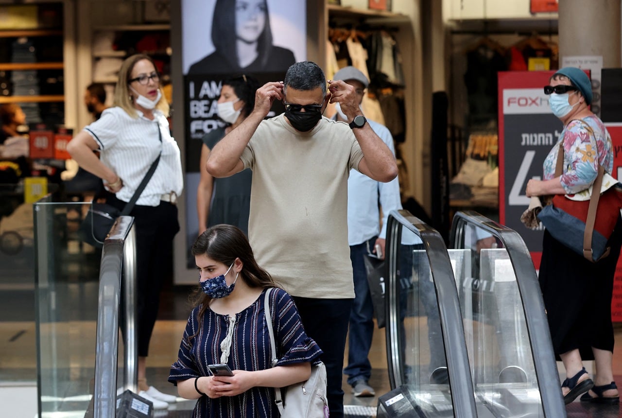 También se recomienda a los israelíes el uso de mascarilla en grandes concentraciones al aire libre.