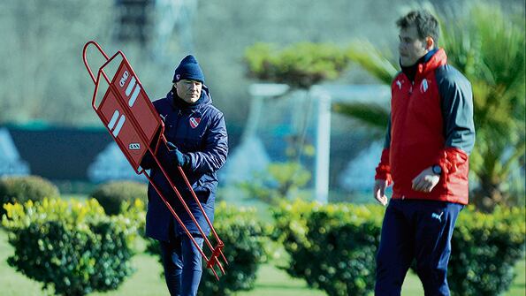 Ariel Holan, DT del Rojo, que esta noche juega en Avellaneda ante El Halcón.