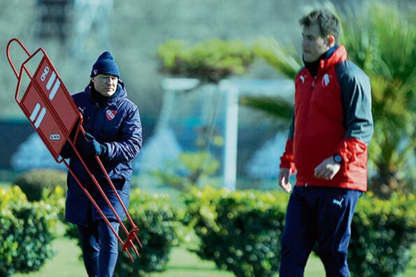 Ariel Holan, DT del Rojo, que esta noche juega en Avellaneda ante El Halcón.
