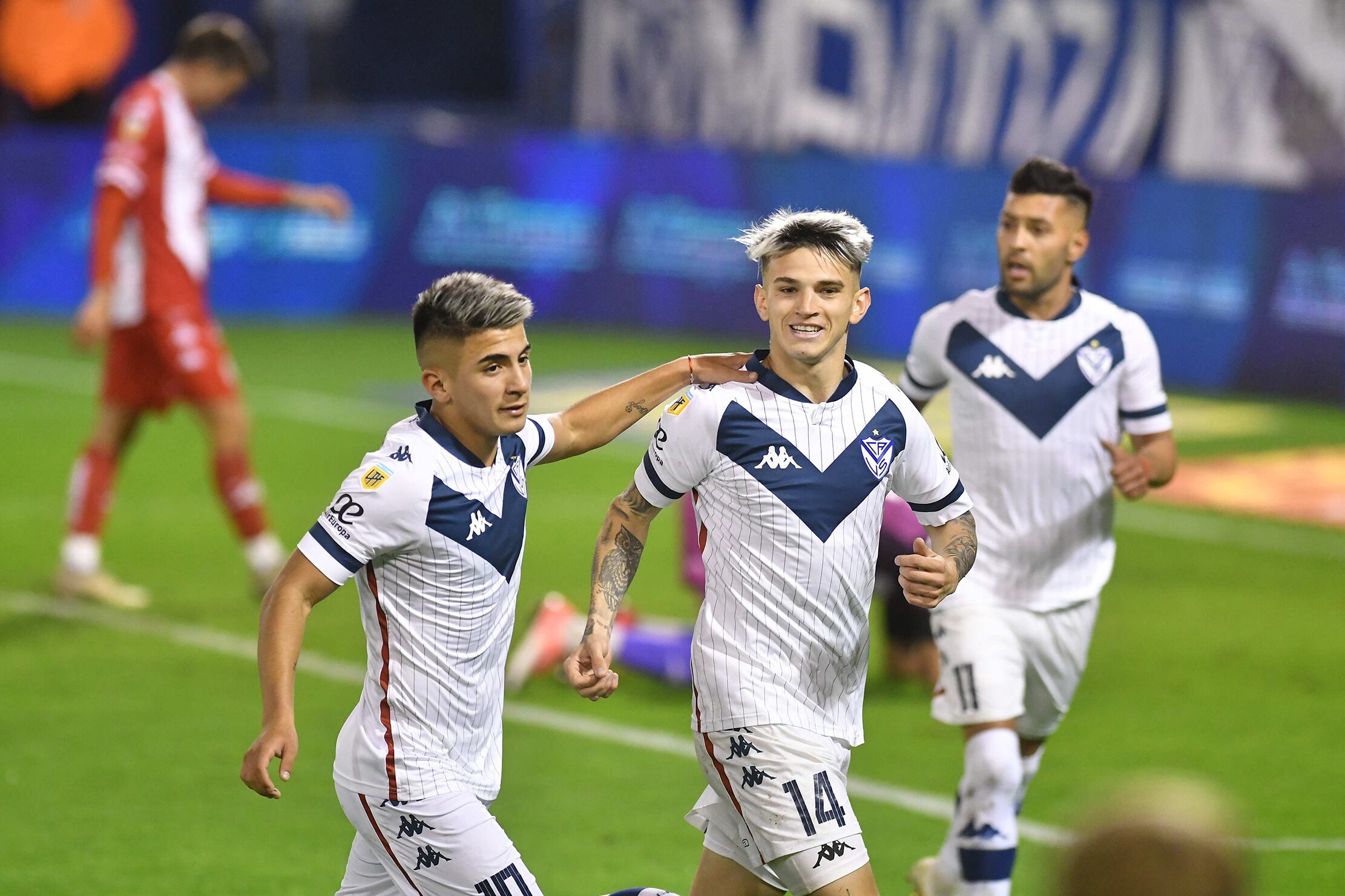 Orellano festeja el primero de Vélez Sarsfield ante Unión de Santa Fe