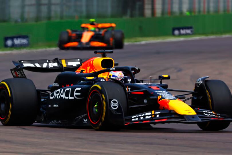 Verstappen cuida la pante ante la presión de Norris.