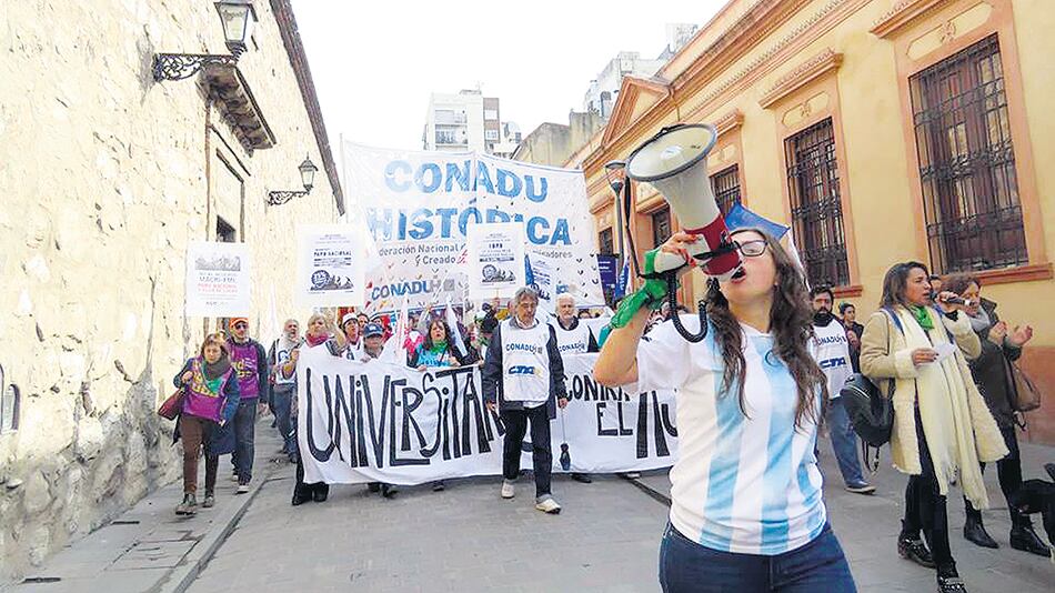 Profesores y estudiantes se movilizaron en rechazo a la política educativa de Cambiemos.