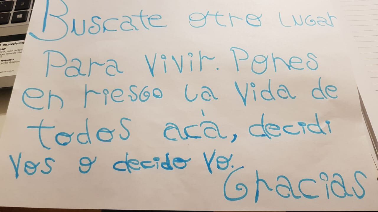 "Decidís vos o decido yo", amenazaron en el cartel.