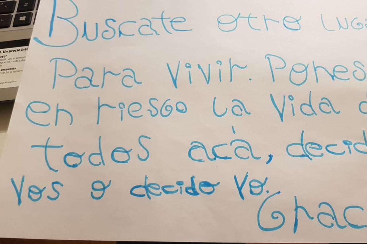 "Decidís vos o decido yo", amenazaron en el cartel.
