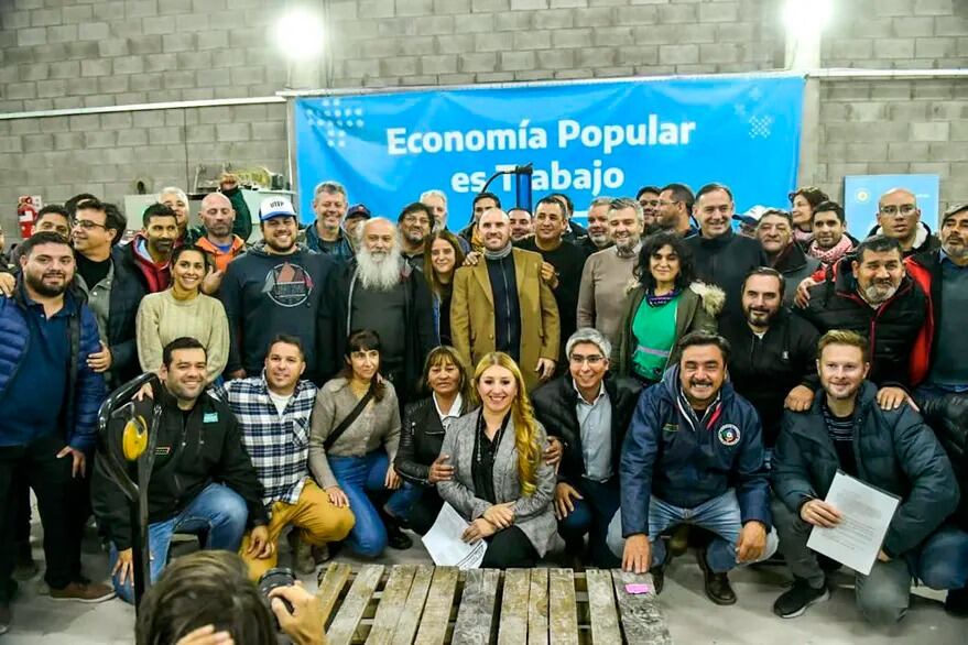 Martín Guzmán realizó una recorrida junto a dirigentes del Movimiento Evita.